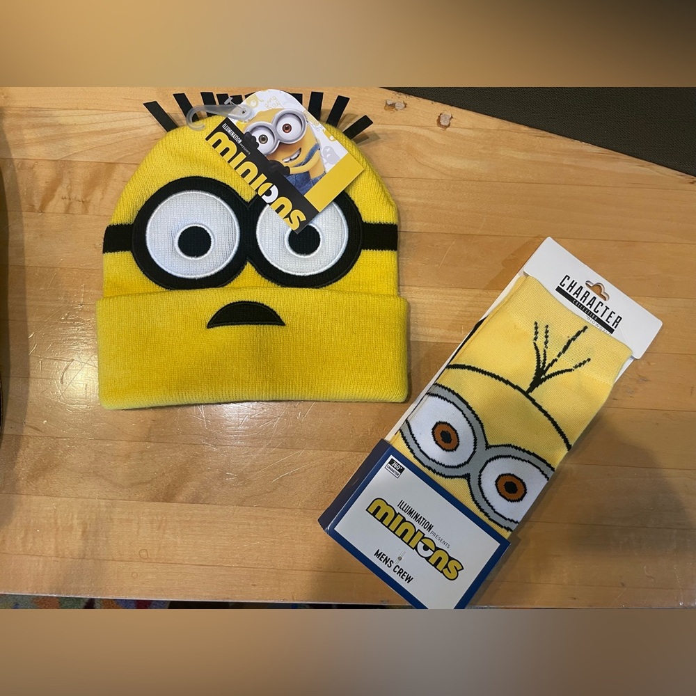Minion beanie & sock set